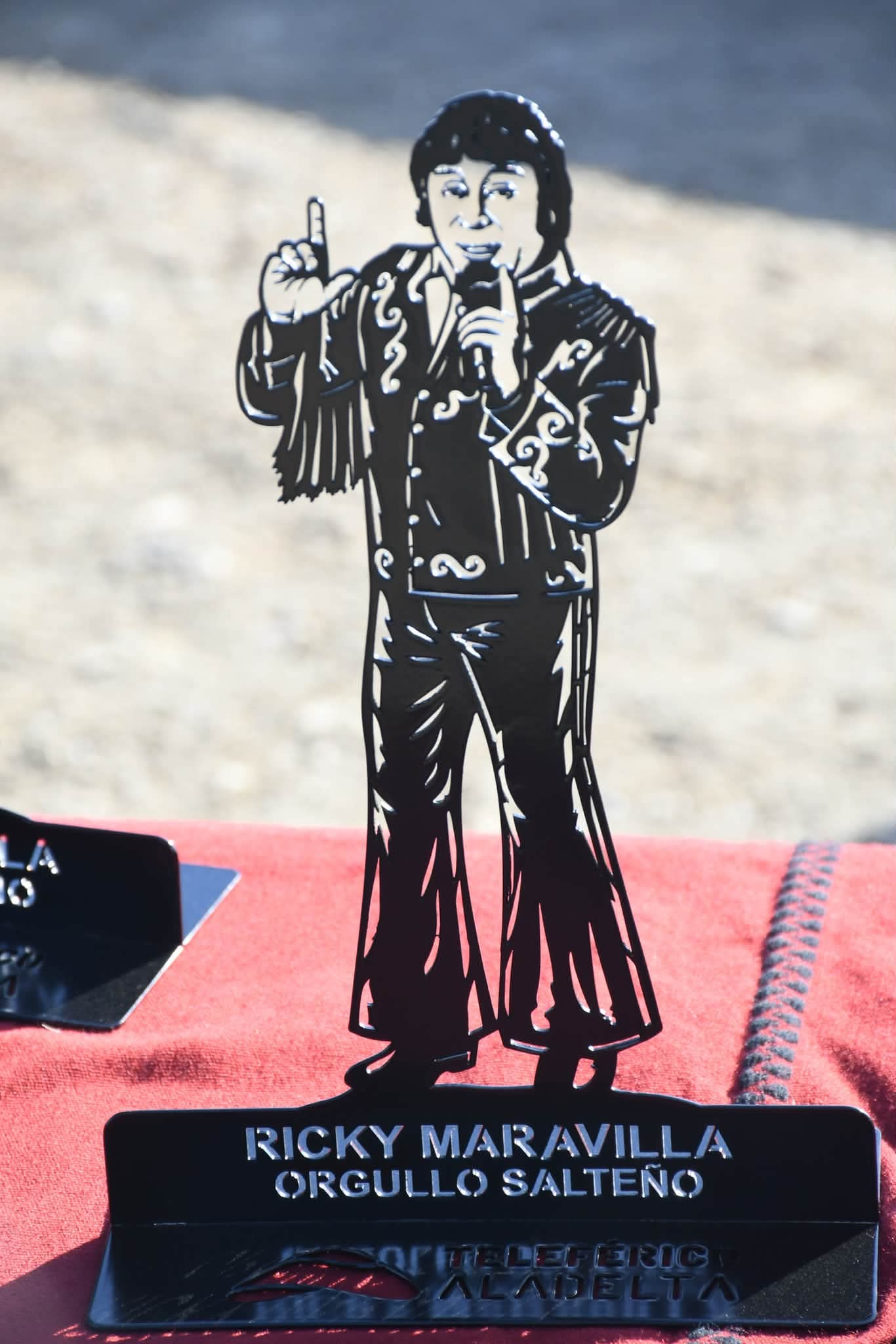 Desde hoy, la cima del cerro Aladelta cuenta con una escultura de Ricky Maravilla