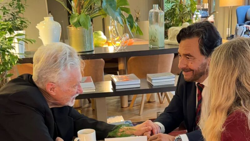 GUSTAVO SÁENZ SE REUNIÓ EN FRANCIA CON EL PADRE DE LAS JÓVENES FRANCESAS