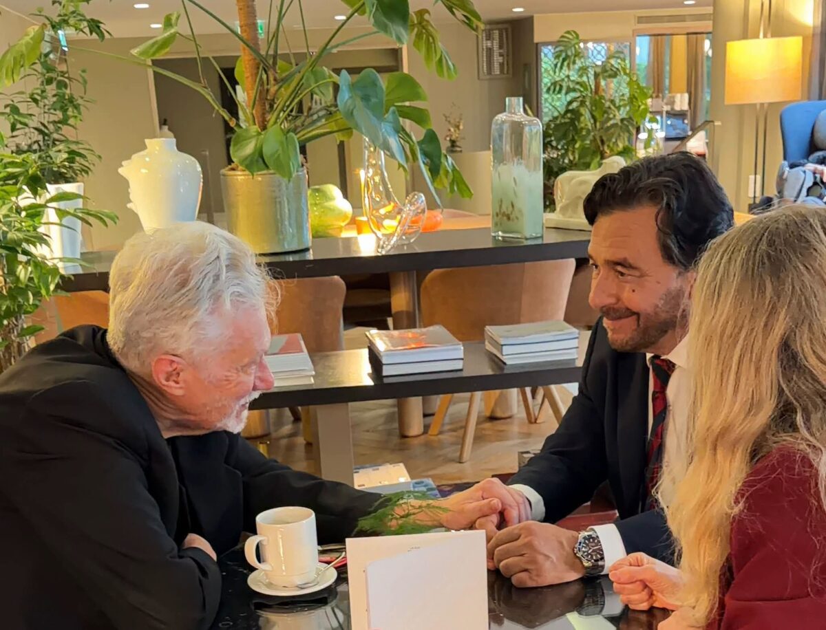 GUSTAVO SÁENZ SE REUNIÓ EN FRANCIA CON EL PADRE DE LAS JÓVENES FRANCESAS